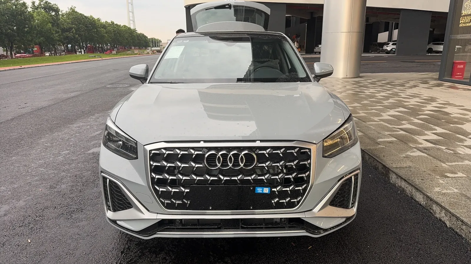 Audi Q2L 2025 35 TFSI Fashion Dynamic Flying Arrow Grey/Glacier White/Sky Cloud Grey exterior